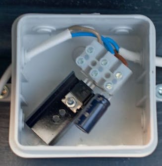 Solcelle ventilator: Ledningerne kobles sammen med kondensatoren og spændingsregulatoren Solcelle ventilator: Ledningerne kobles sammen med kondensatoren og spændingsregulatoren